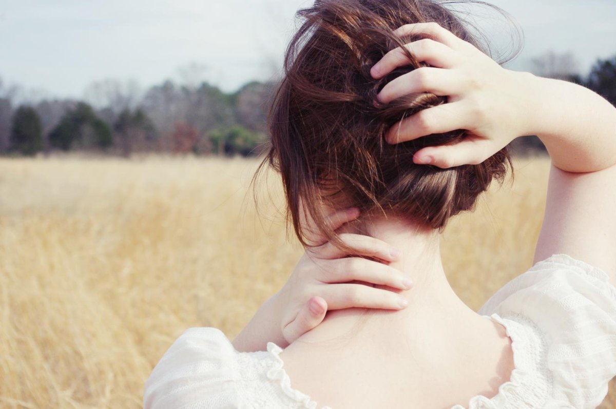 Брюнетка осенью