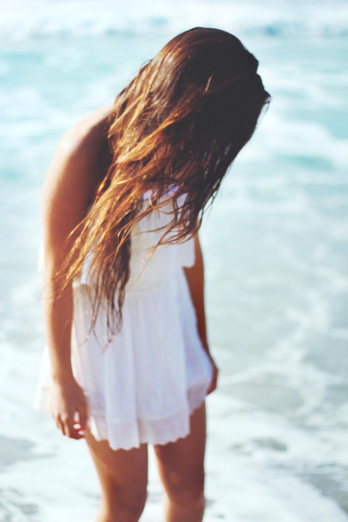 Девушка с каштановыми волосами без лица