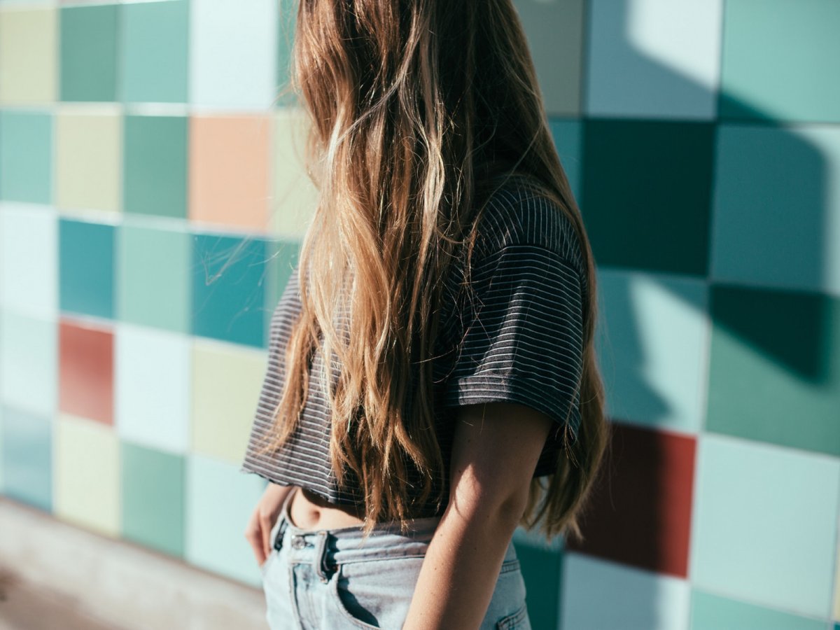 Шатенка со спины