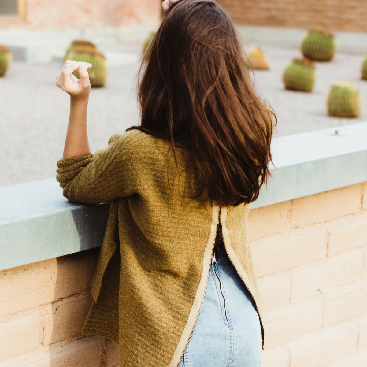 Девушка в шляпе летом