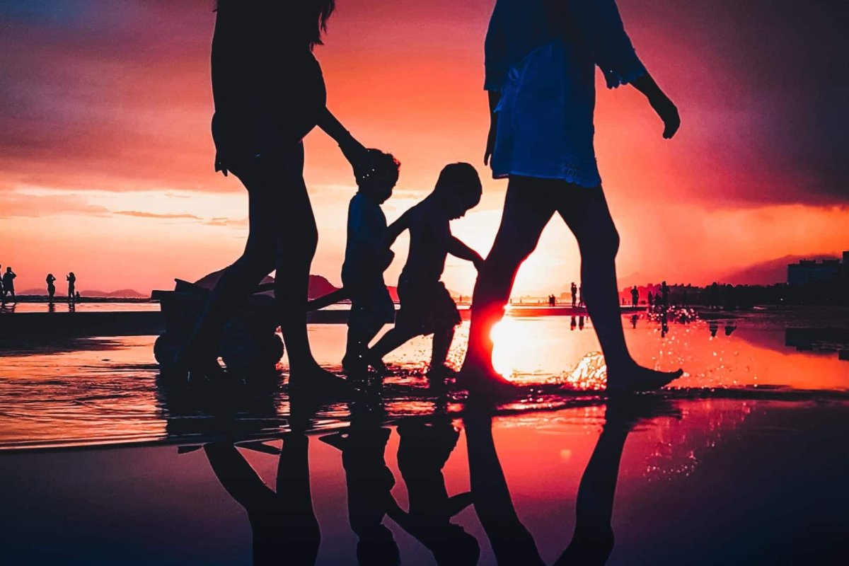 Счастливая семья на закате