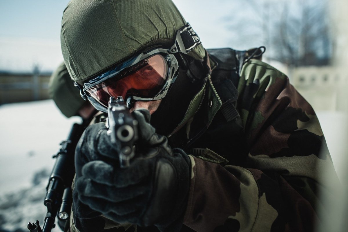 Парень спиной на фоне Кремля