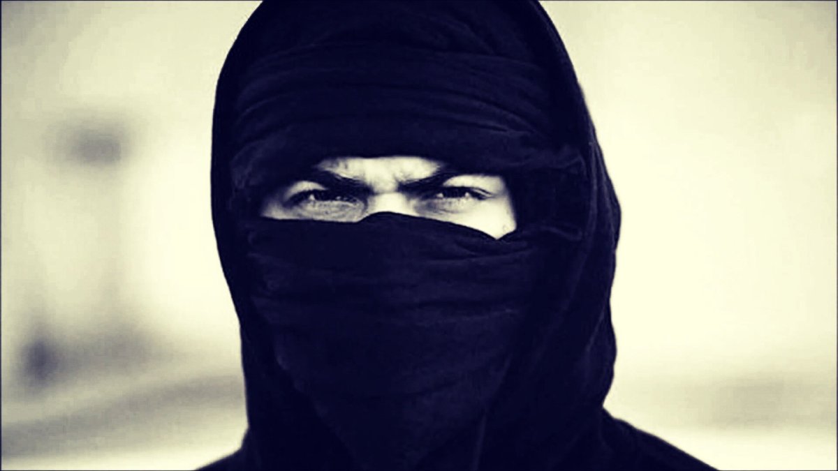 Парень в черном платке