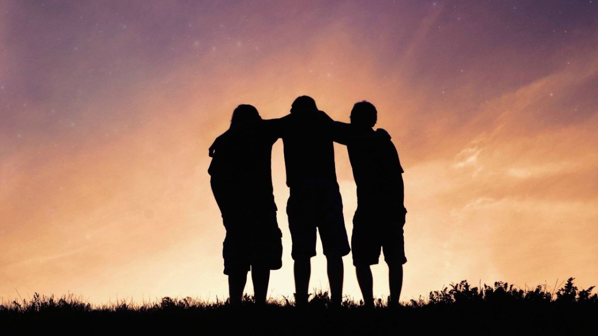 Мальчик сидит спиной