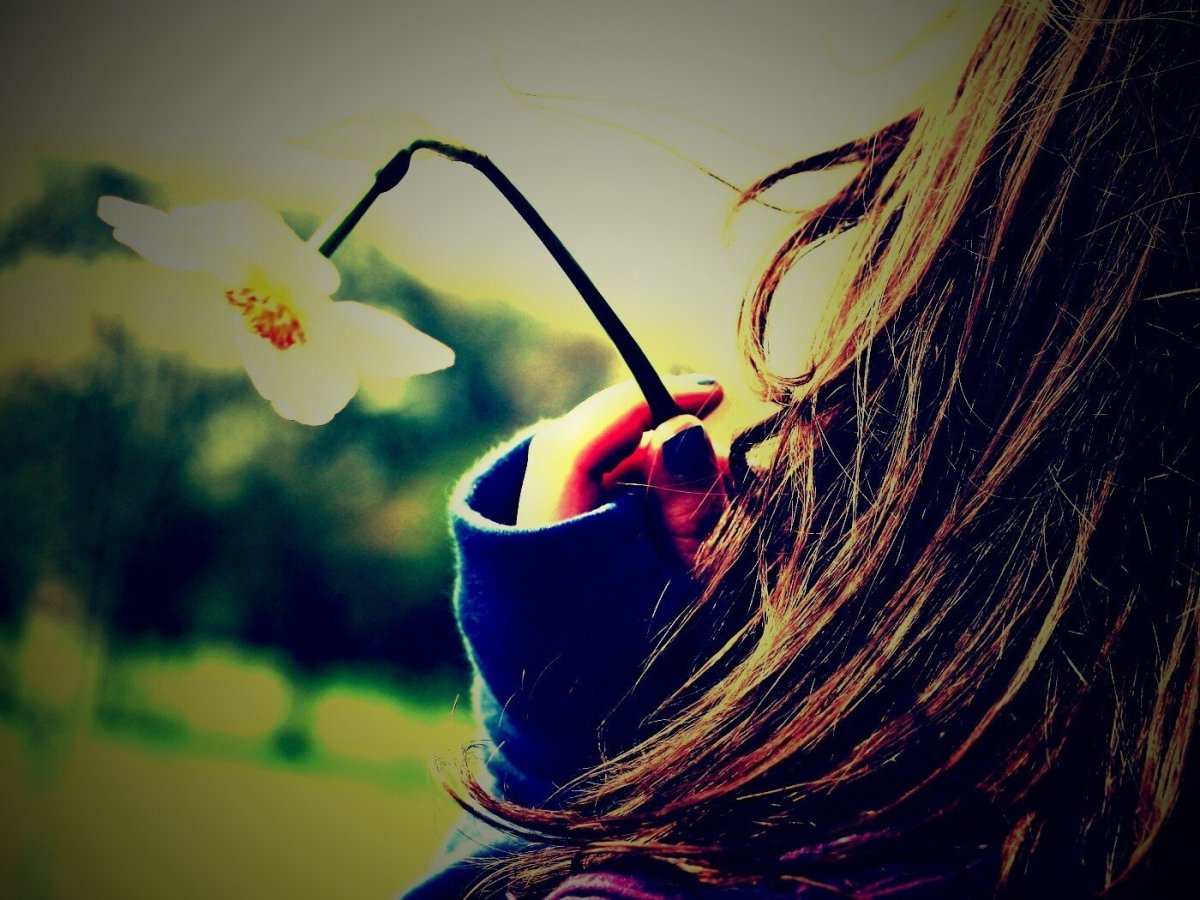 Девушка с ромашками на глазах