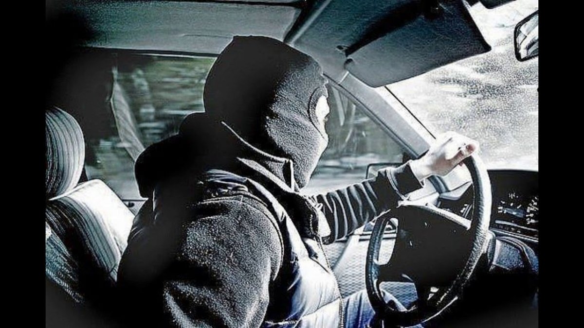 Парень в маске в машине