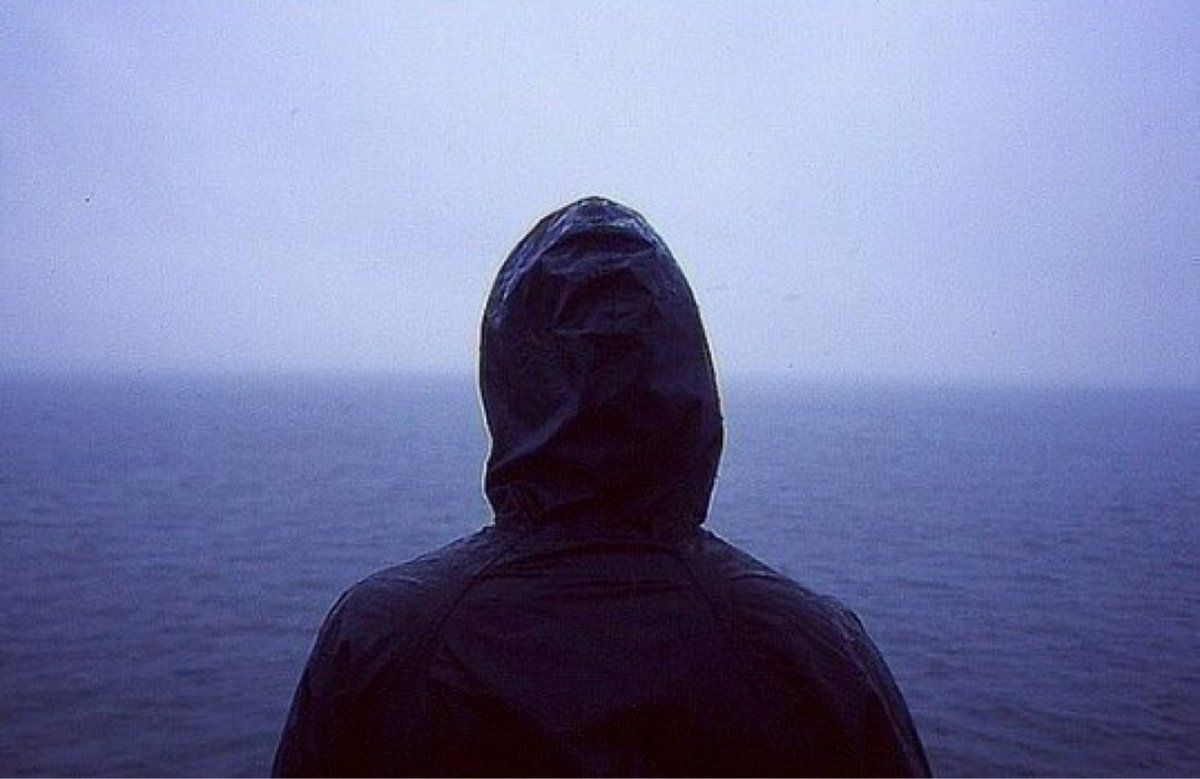 Одинокий человек в лесу