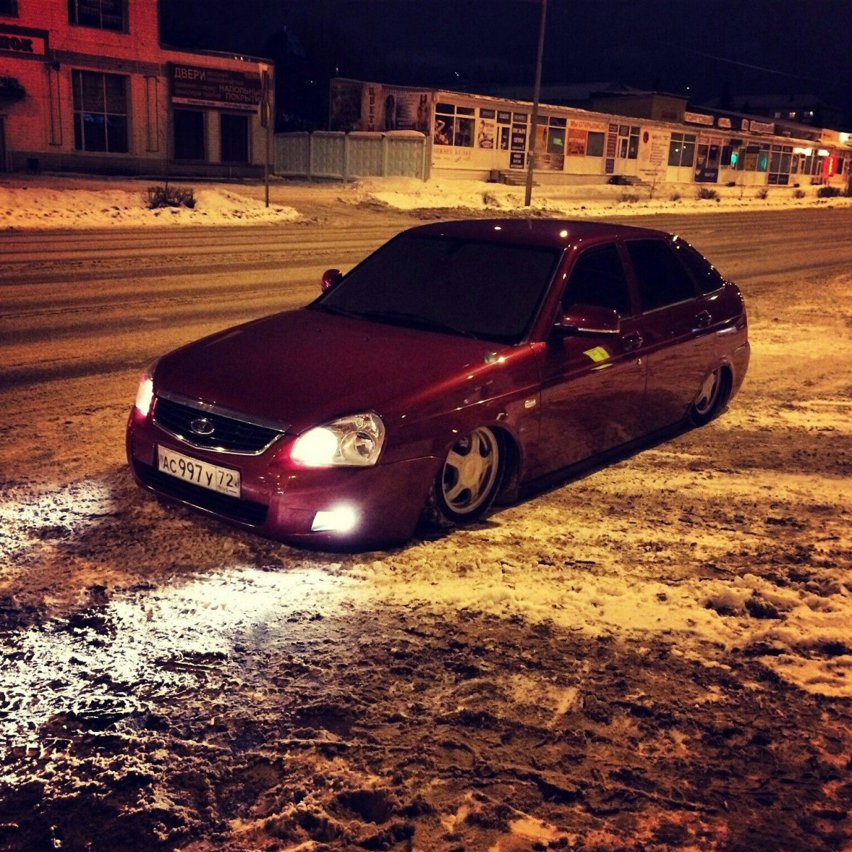 Девушка возле 14 машины