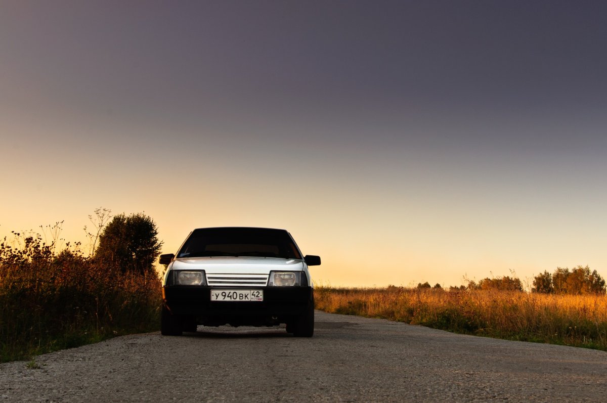 Пацан возле машины