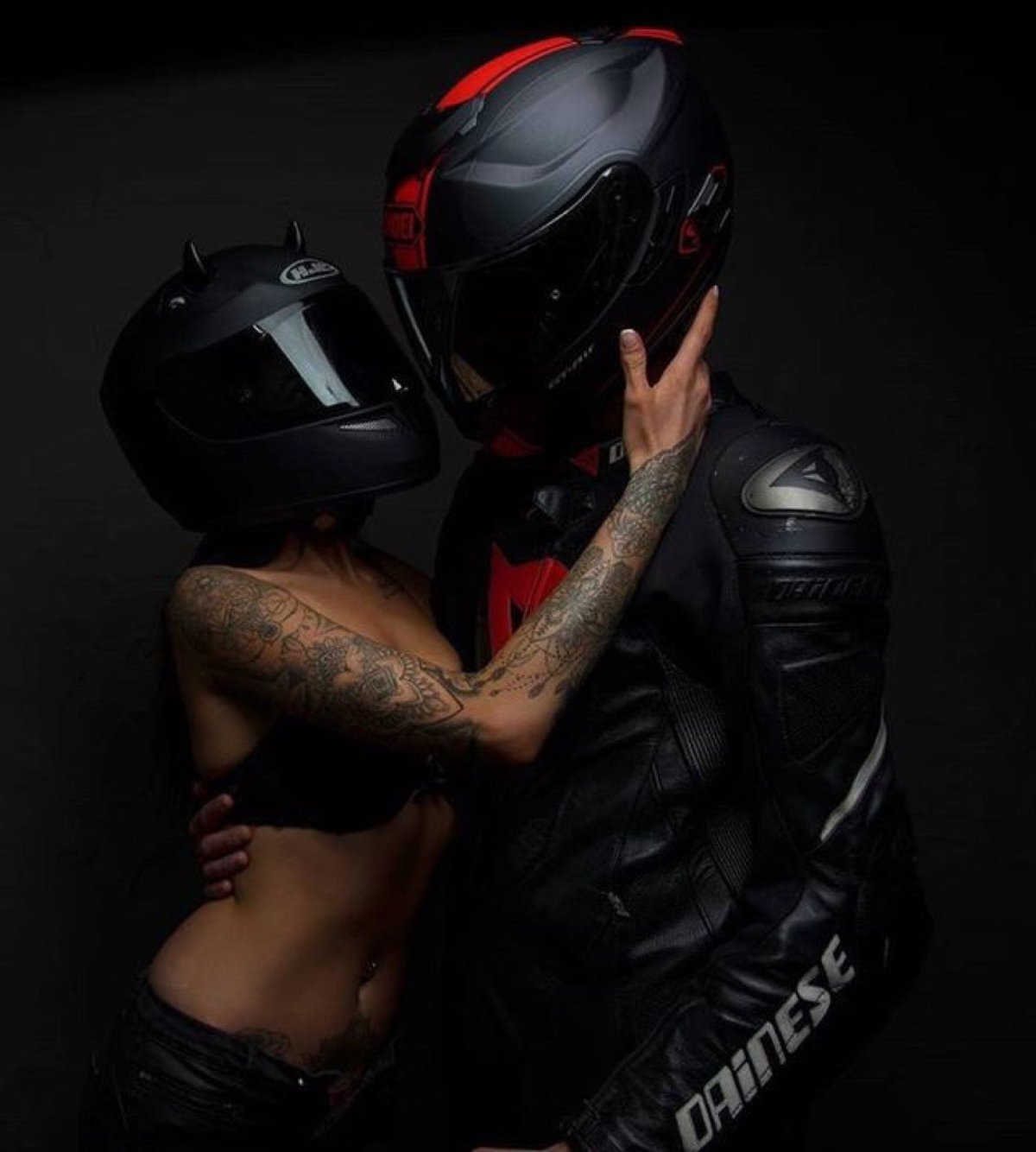 Парень с девушкой на мотоке