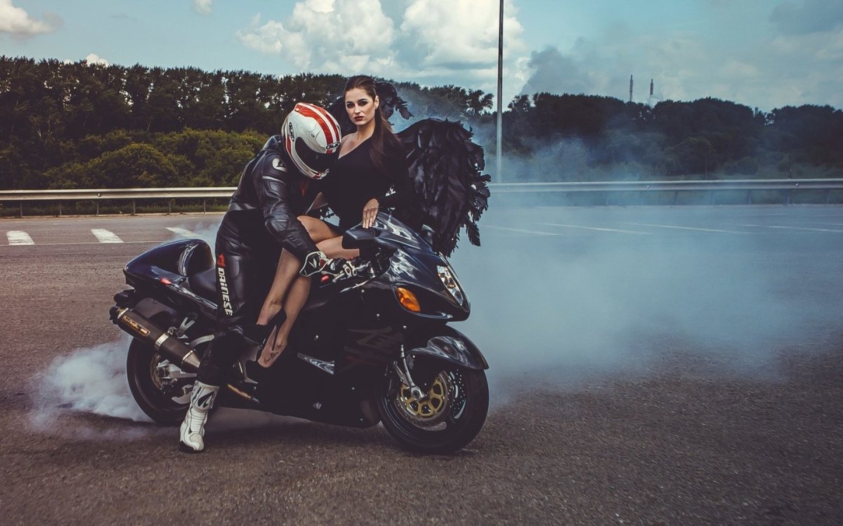 Влюбленная пара на мотоцикле