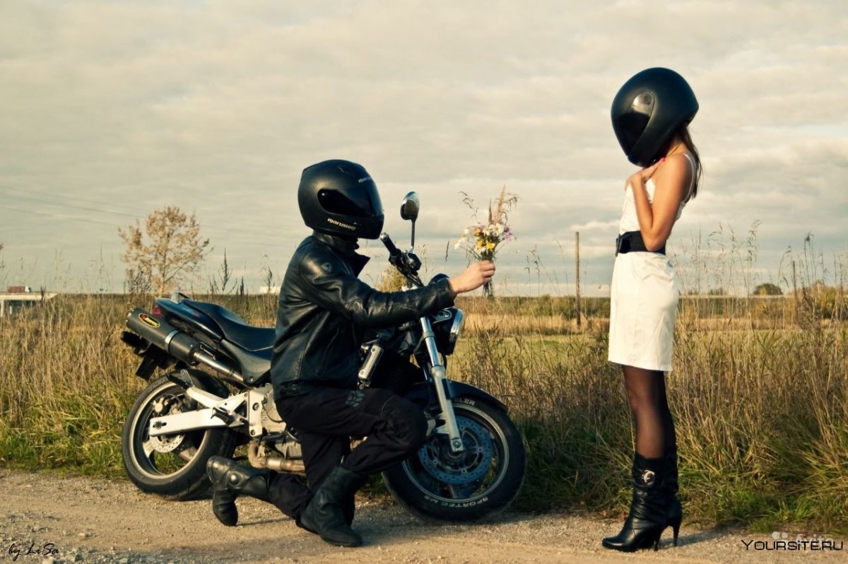 Парень с девушкой на мотоцикле