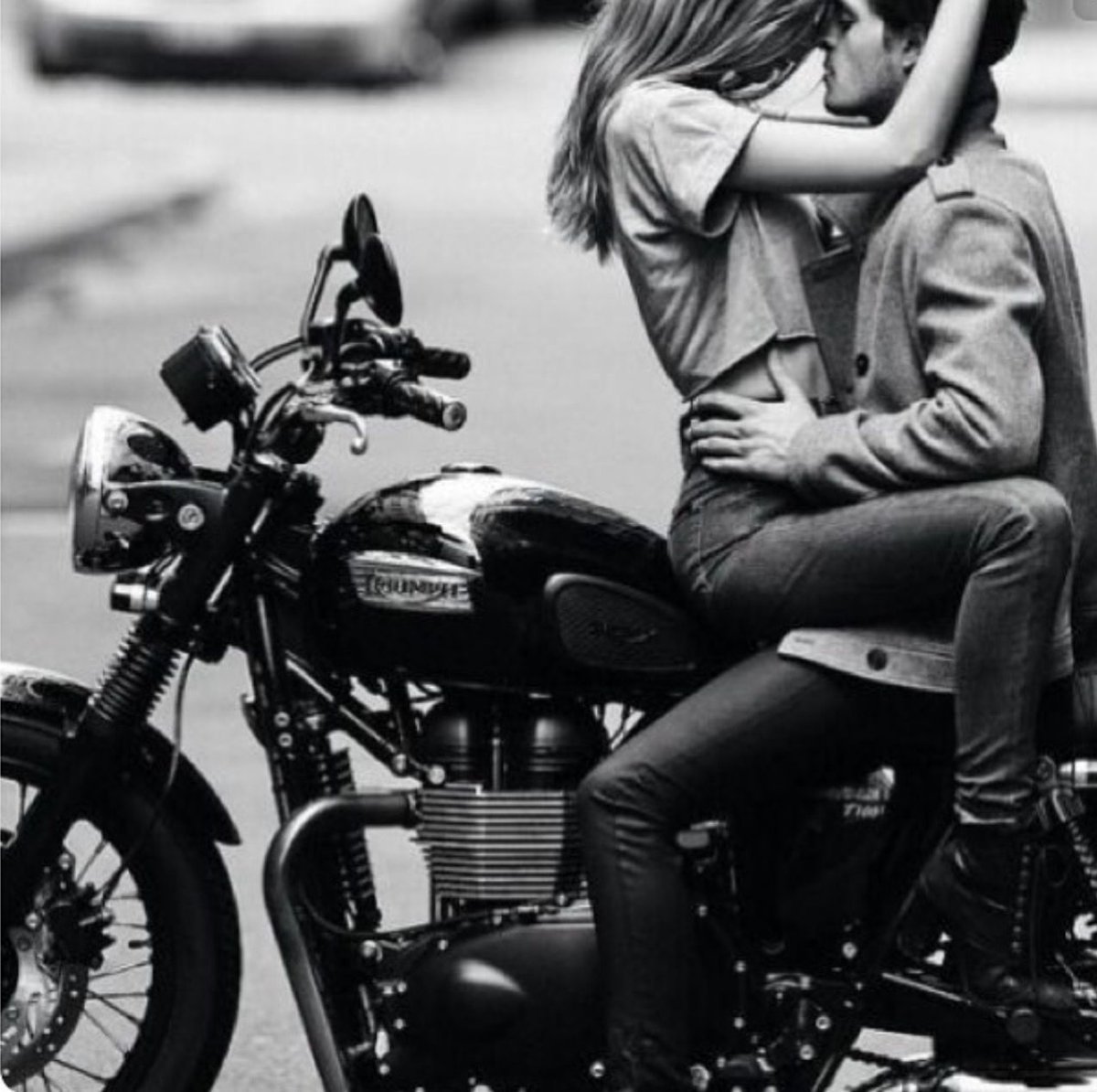 Девушка на мотоцикле в шлеме