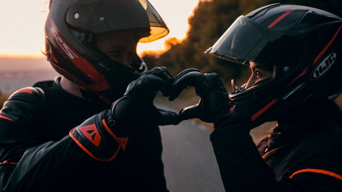 Парень в шлеме