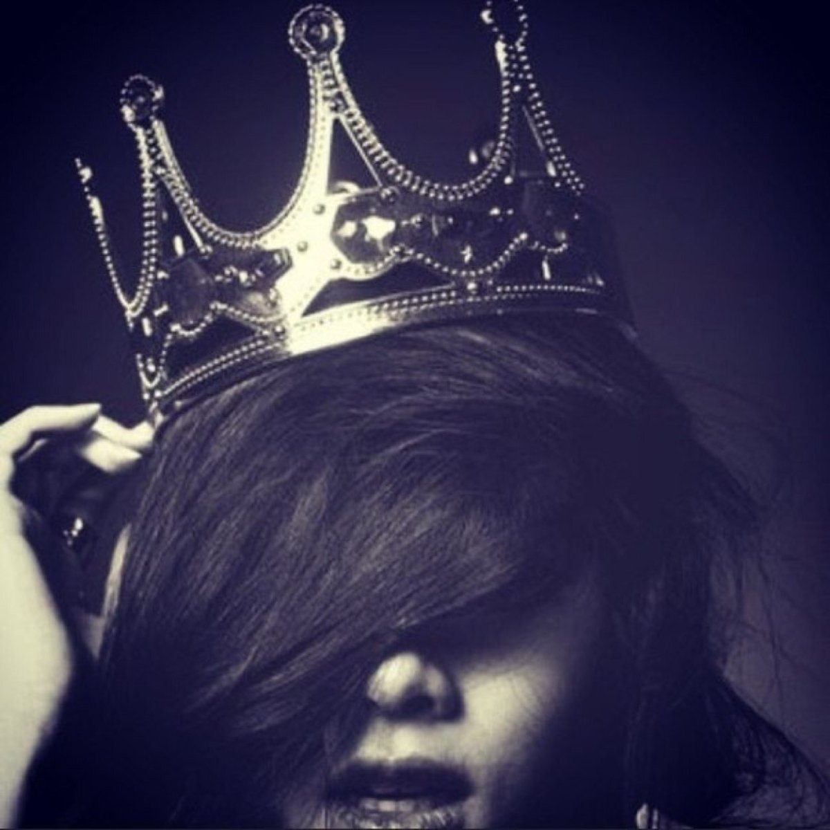 Девочка с короной на голове