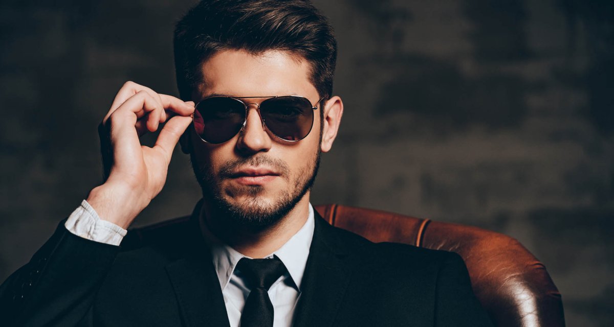 Успешный мужчина с машиной