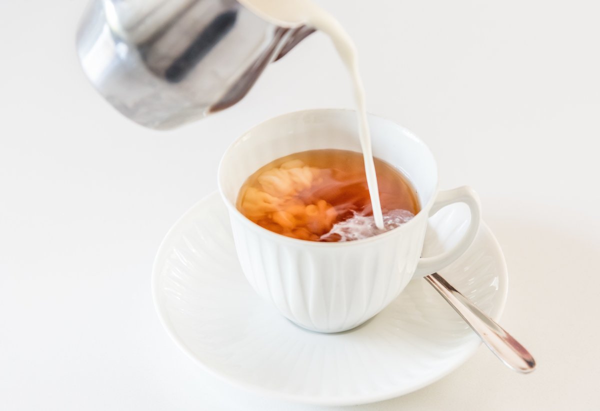 Молоко наливают в чай