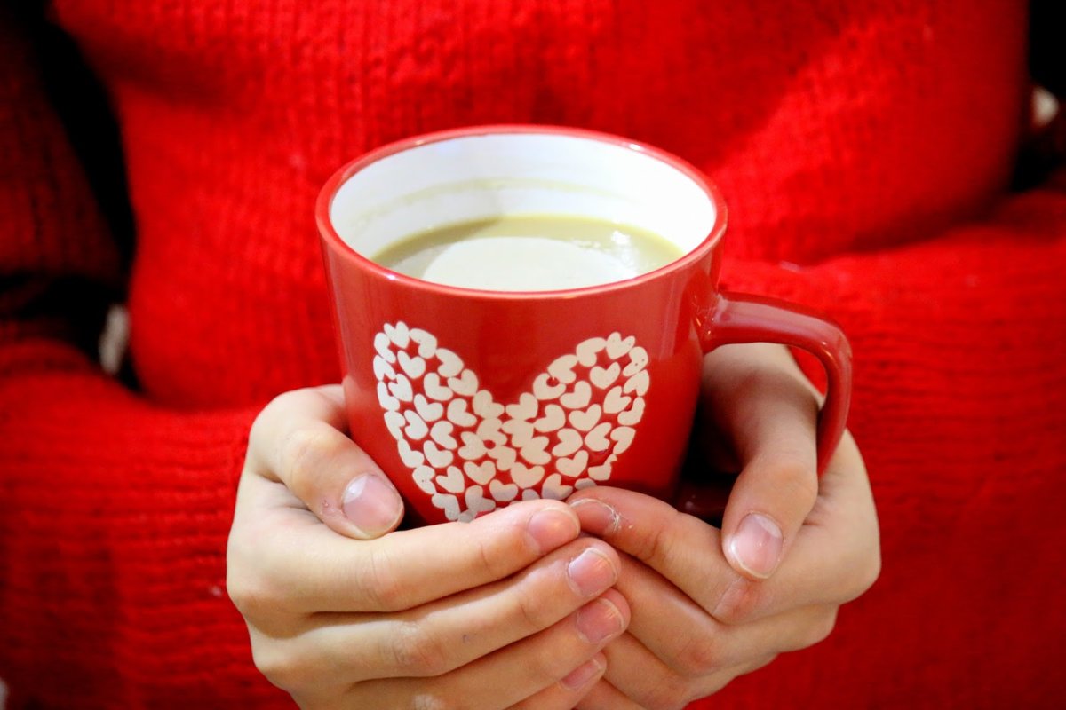 Кружка чая в руках