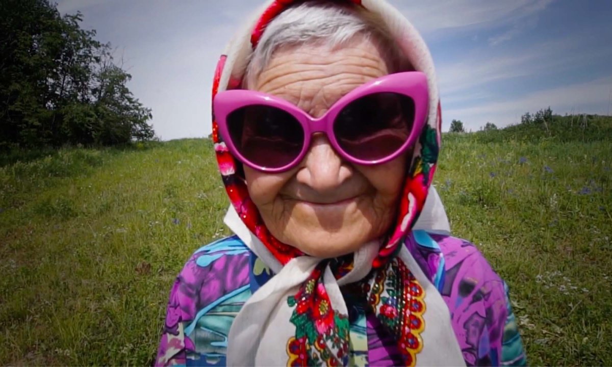 Накрашенная старуха с сигарой