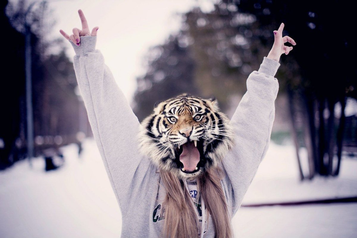 Девушка с головой животного