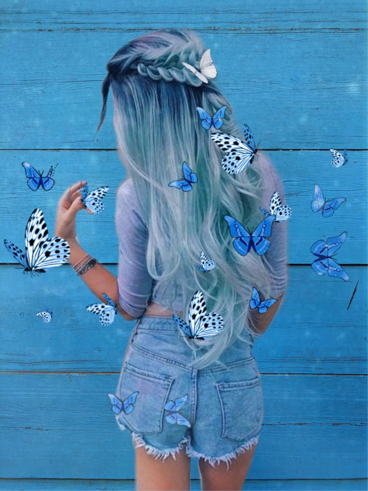 Девушка с синими волосами