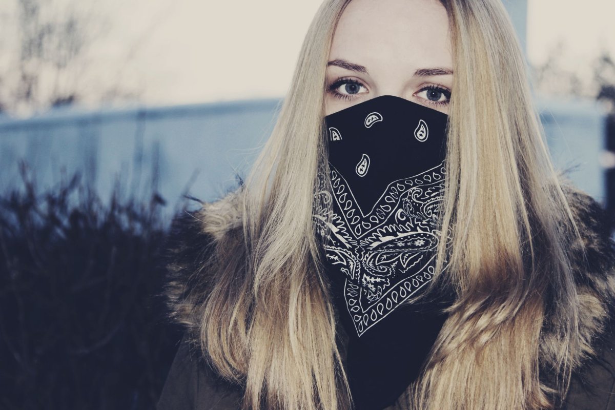 Девушка в синей кепке