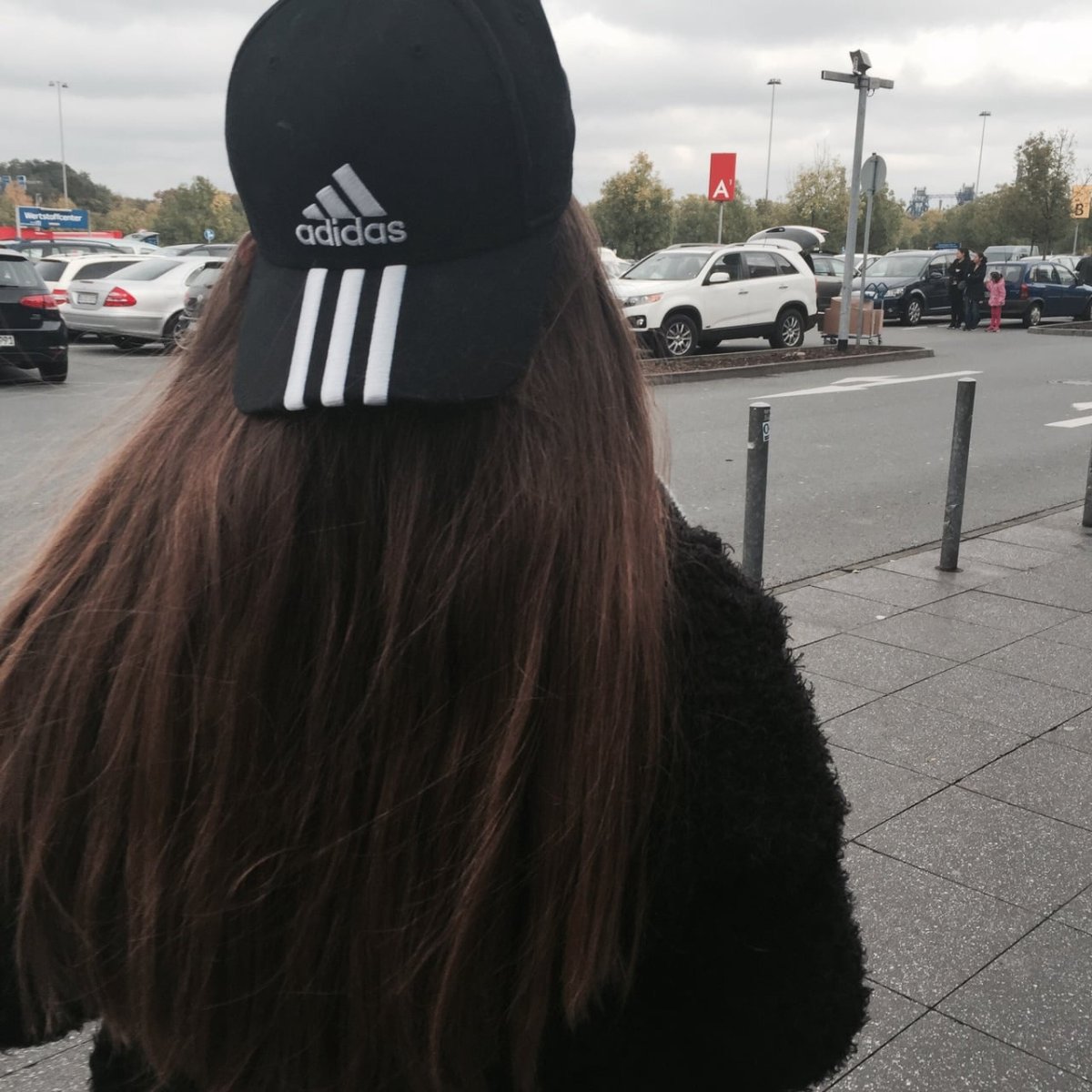 Девушка в маске с пистолетом