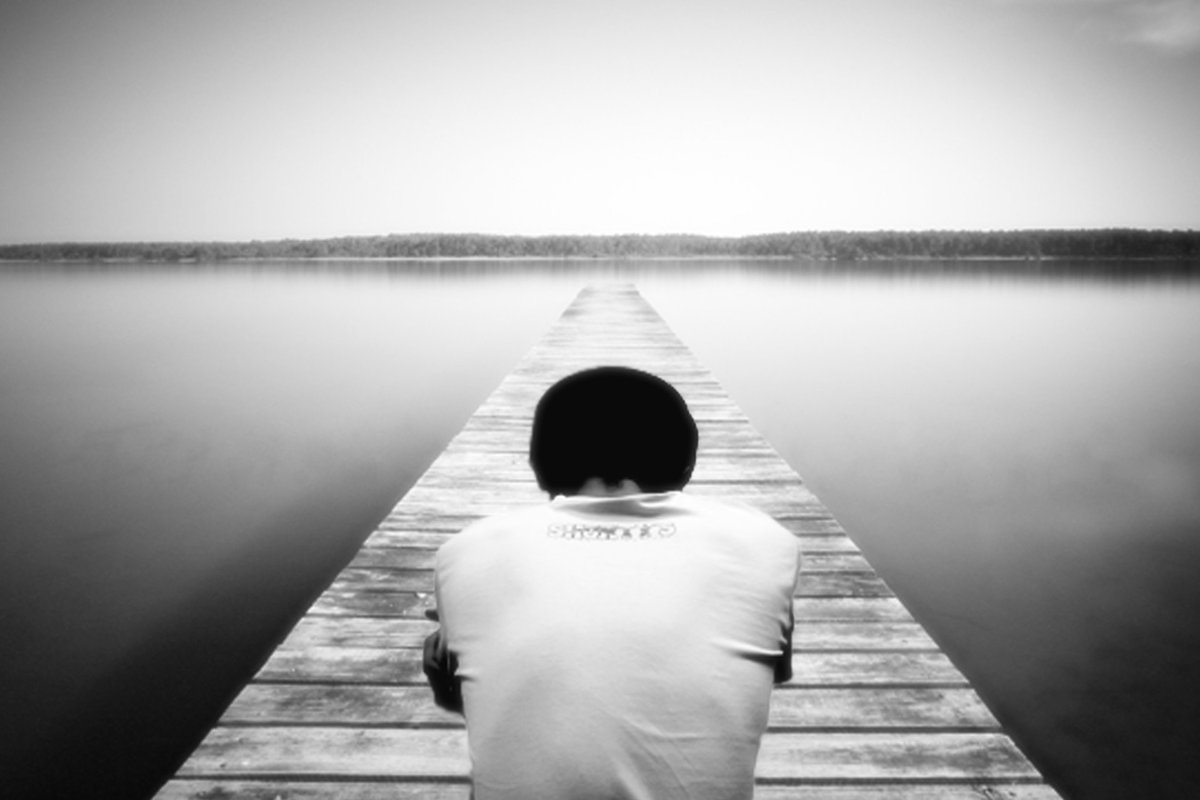 Человек на фоне Луны