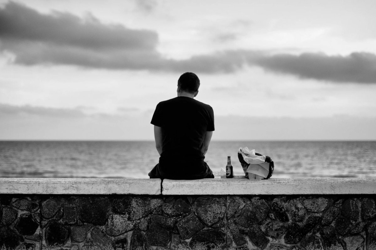 Красивый закат с человеком