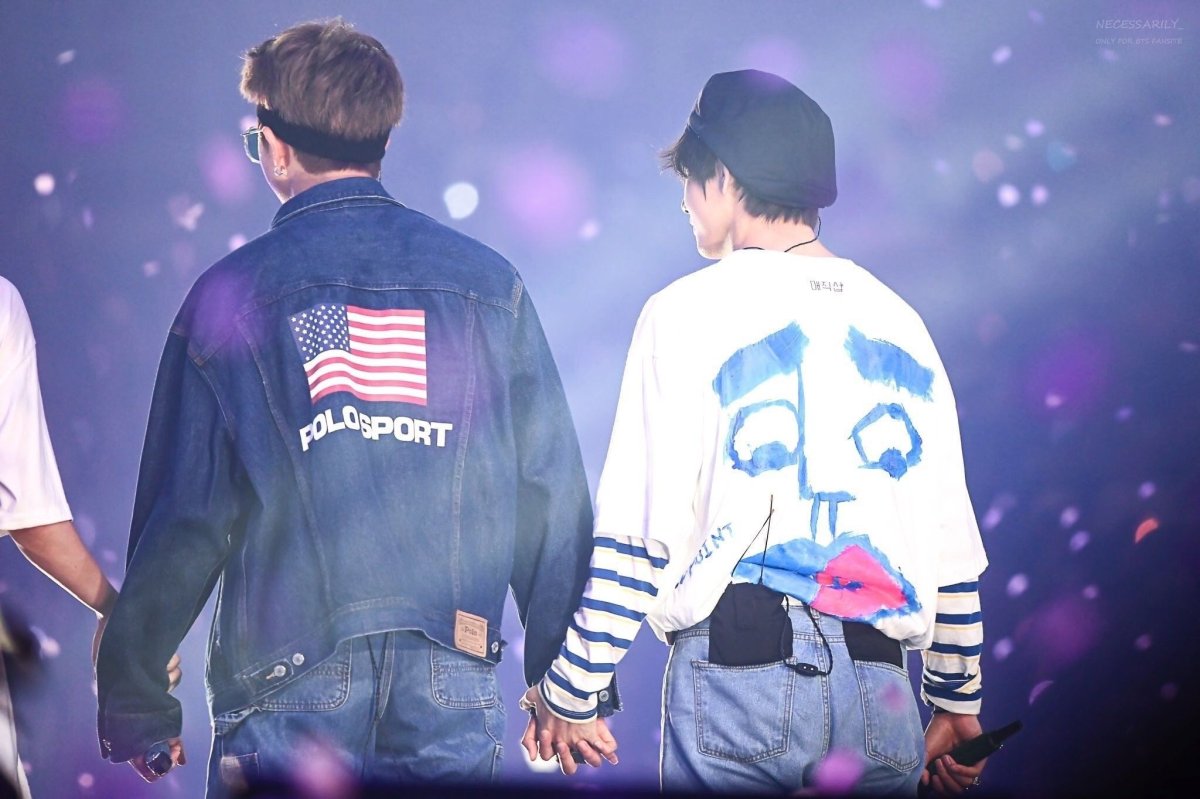 Ким Тэхен в кофте Россия