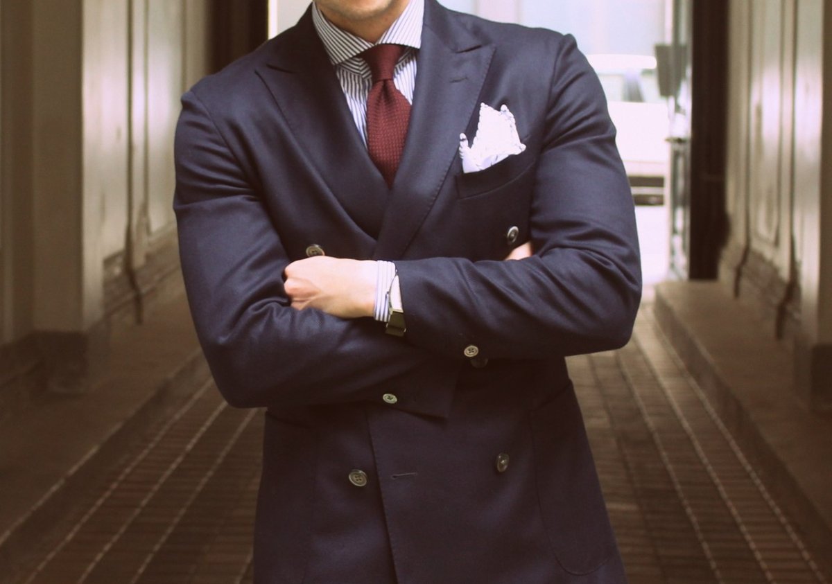 Брутальный мужчина в очках