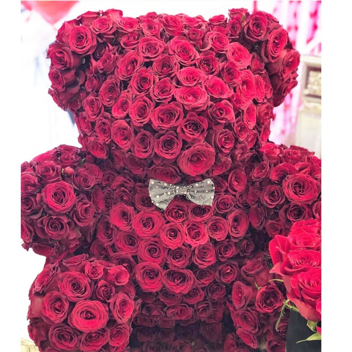 Парень с розой в руке