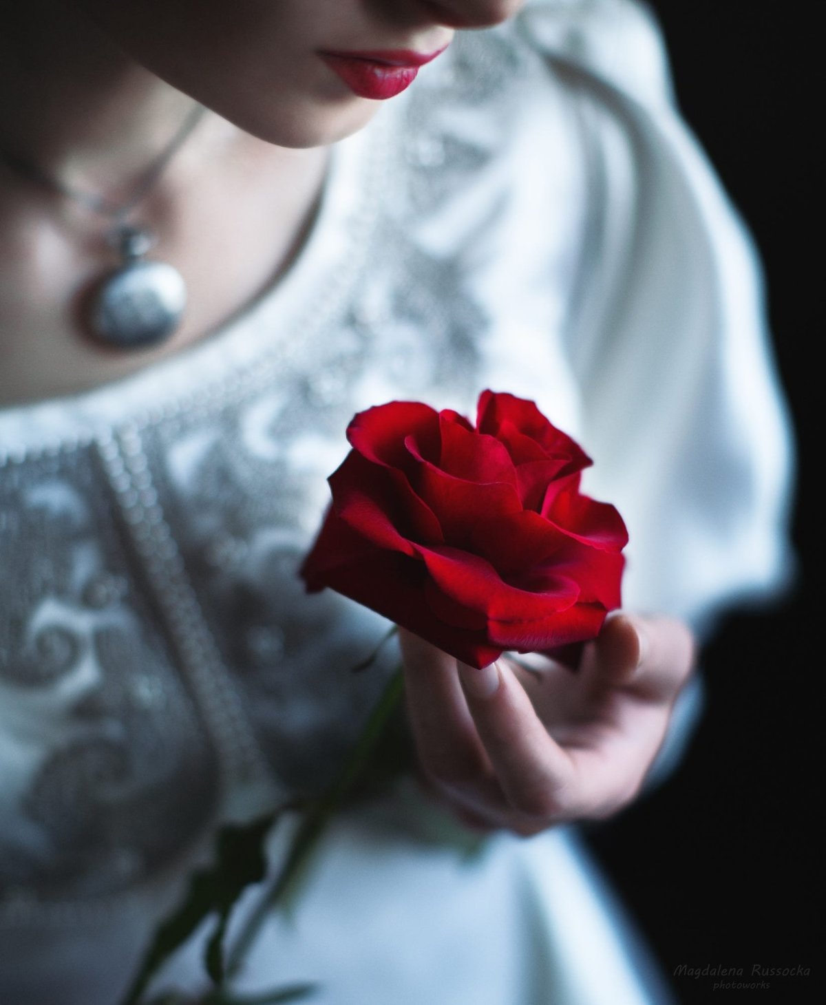 Шикарный букет роз в руках